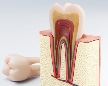 A graphic illustrating the causes and treatments for tooth sensitivity.